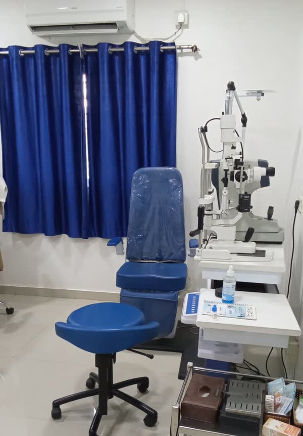 Consulting room with an examination chair and a slit lamp